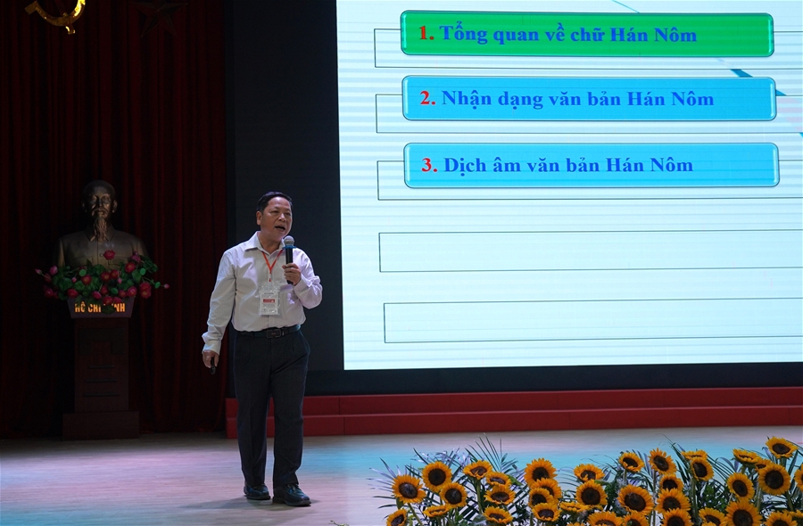 PGS, TS. Đinh Điền, Trường ĐH Khoa học Tự nhiên, ĐH Quốc gia TP. HCM trình bày Báo cáo mời “Xử lý tự động văn bản Hán – Nôm” tại phiên toàn thể