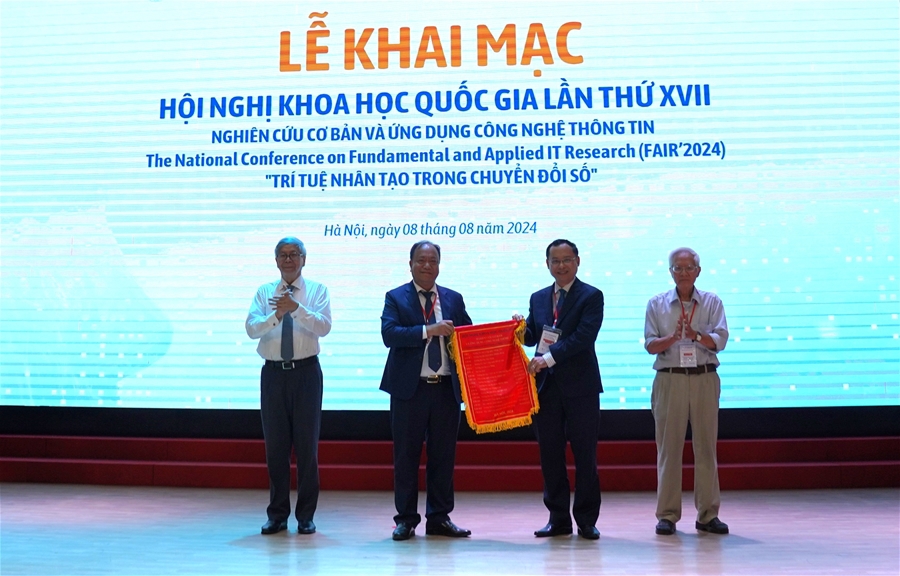 Trao cờ đăng cai tổ chức FAIR XVIII năm 2025 cho Trường Đại học Công nghiệp Hà Nội